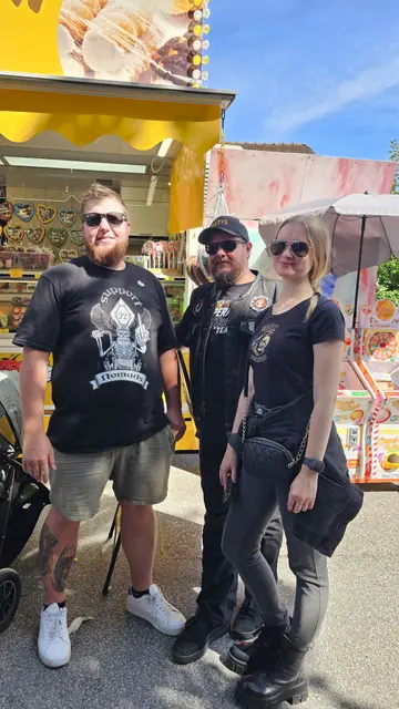 Tobias, Thomas und Anastasia mögen gerne Süßigkeiten.  | Foto: Elke Rott/zema-medien.de