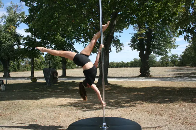 Stärke, Körpergefühl und Bewegung: Beim Poledance-Try-out konnten die Besucherinnen und Besucher die Sportart selbst ausprobieren. | Foto: Rebecca Cermak