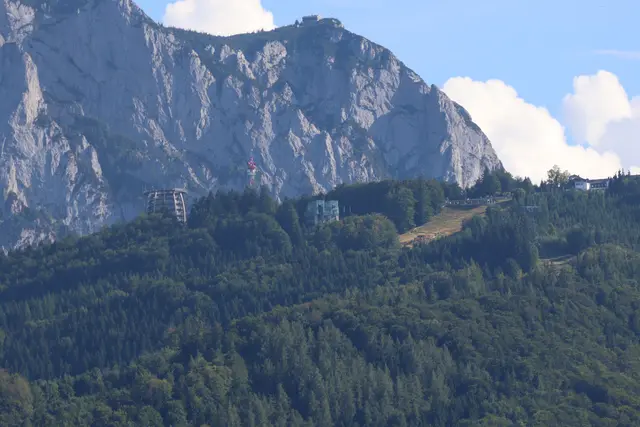 In Gmunden wurden die Einsatzkräfte zu einer Personenrettung auf den Grünberg alarmiert. Ein Paragleiter war dort in Notlage geraten. | Foto: laumat.at/Matthias Lauber