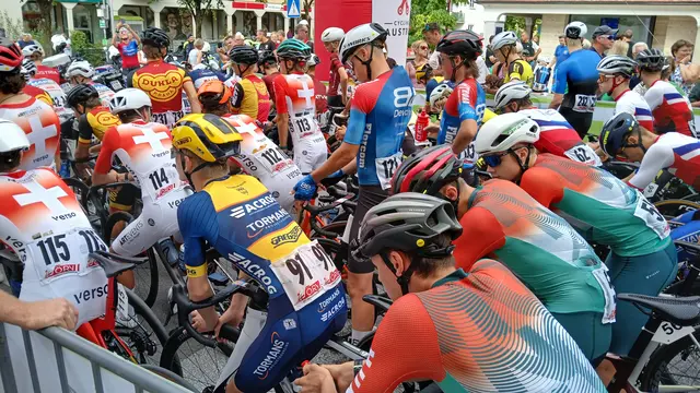 Dichtes Gedränge am Sonntag beim Start in der Europaallee in Weiz. | Foto: Josef Hofmüller