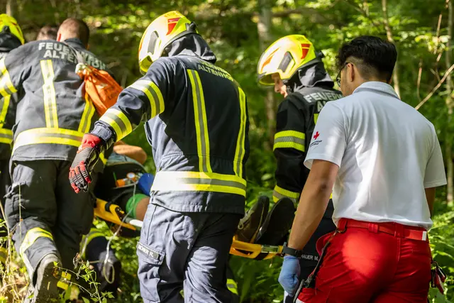 Ein Radfahrer verunglückte im Bereich eines teils steilen und schwer zugänglichen Geländes am Falkensteiner Steig und verletzte sich.  | Foto: Team Fotokerschi / Franz Plechinger