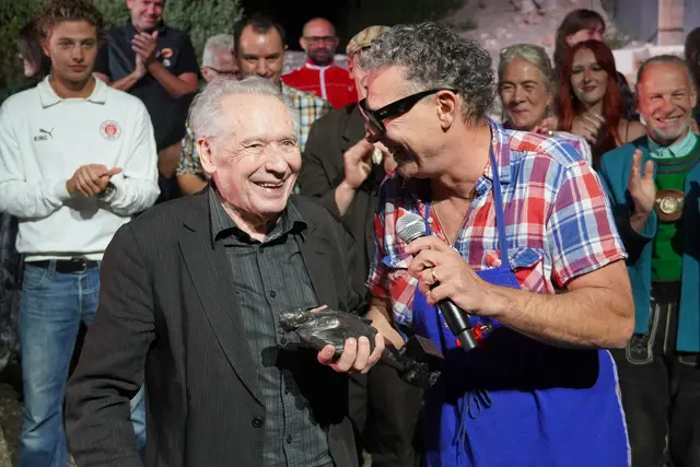 Felix Mitterer und Gregor Bloéb bei der RUTH Verleihung bei der Derniere der "Feuernacht" am 29. August inmitten des diesjährigen Ensembles. Mit den Tiroler Volksschauspielen verbindet Mitterer eine jahrzehntelange gemeinsame Geschichte mit zahlreichen Uraufführungen – darunter in diesem Jahr Feuernacht, die Fortsetzung von Verkaufte Heimat (2019). | Foto: Tiroler Volksschauspiele / Felix Kozubek