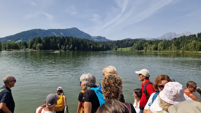 Generation Plus Tirol besucht Ausstellung „Biber, Birke, Badegast“ und erwanderte unter fachkundiger Leitung von Rudi Widmoser die Landschaft am Schwarzsee.  | Foto: Foto: Grüne Generation plus