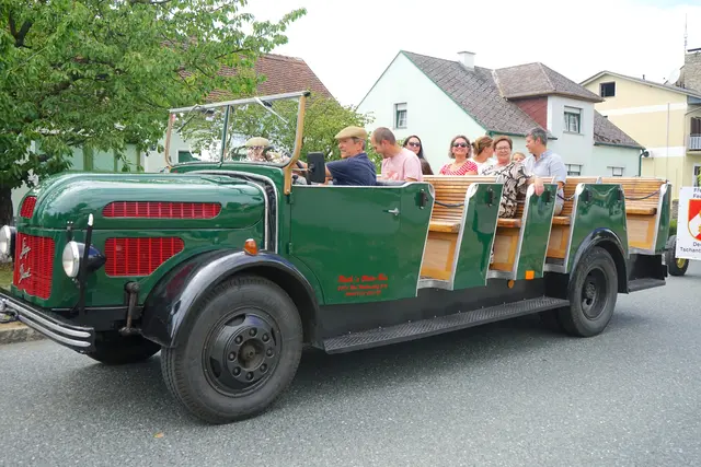 Ein Oldtimer-Bus kam aus Bad Waltersdorf angereist, um an der Parade teilzunehmen.  | Foto: Elisabeth Kloiber/MeinBezirk