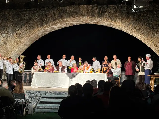 Die Tafelrunde des Jedermann in der Burgruine Thaur, im Zentrum die Begegnung von Jedermann mit dem Tod. | Foto: Alexandra Schaur