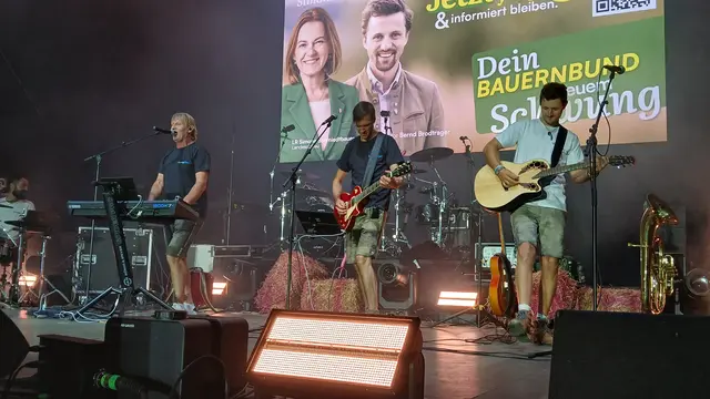 Sogar Naschenweng's Papa spielt mit seiner Band im Vorprogramm vor Tochter Melissa. | Foto: Josef Hofmüller
