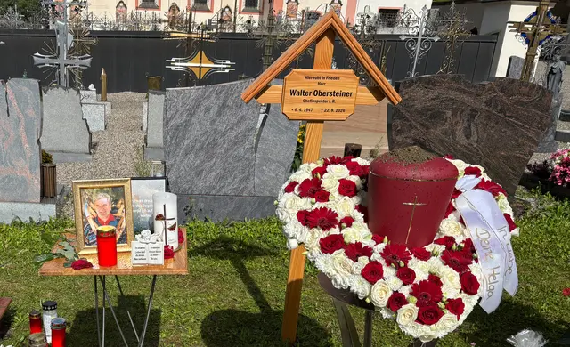 Walter Obersteiner wurde auf seinem letzten Weg am Friedhof in Sellrain von vielen Menschen begleitet. | Foto: Hassl