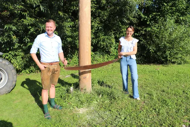 Nach einem Fallkerbschnitt eröffneten Michael Konrad und Fabienne Hatzl das Fällen des Maibaums. Danach durfte wer mithelfen wollte zur Säge greifen.  | Foto: Edith Ertl
