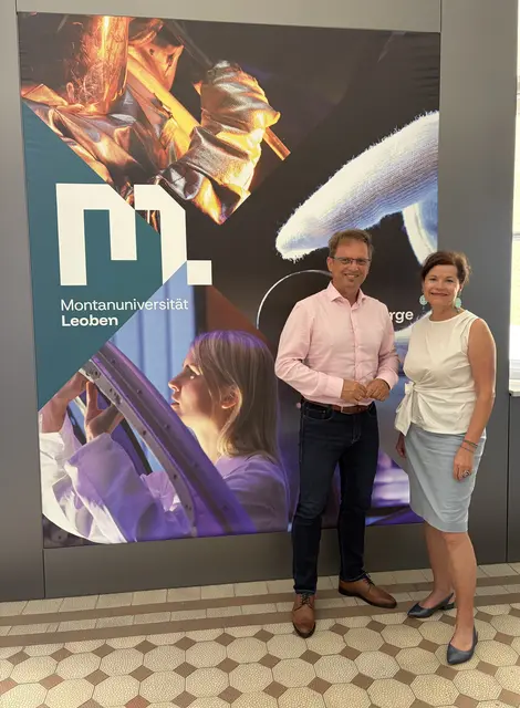 Vor kurzem konnten die Montanuniversität Leoben und der Harmonikaverband Österreichs ihre Kooperation offiziell besiegeln. Im Bild: Gottfried Hubmann (HVÖ) mit Christina Holweg (MUL). | Foto: HVÖ