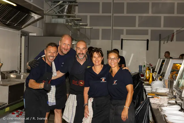 Ob Schnitzel, Stelze, Schweinsbraten, Fleischlaibchen, Pommes, Salat und Co - das Team kümmerte sich um die Ausgabe der Kulinarik - PFM Mario Hellar, SB Christian Valenta, HFM Florian Zechmeister mit Damenunterstützung. | Foto: cine-motion.at / R. Ivanek