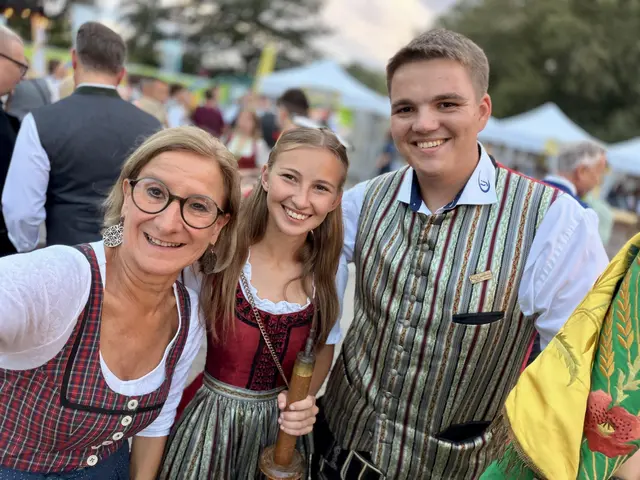 Landeshautfrau Johanna Mikl-Leitner mit Bezirksleiterin-Stellvertreterin Laura Exl und Bezirksobmann Reinhard Habisohn beim offiziellen Festakt 80 Jahre Landjugend NÖ. | Foto: privat