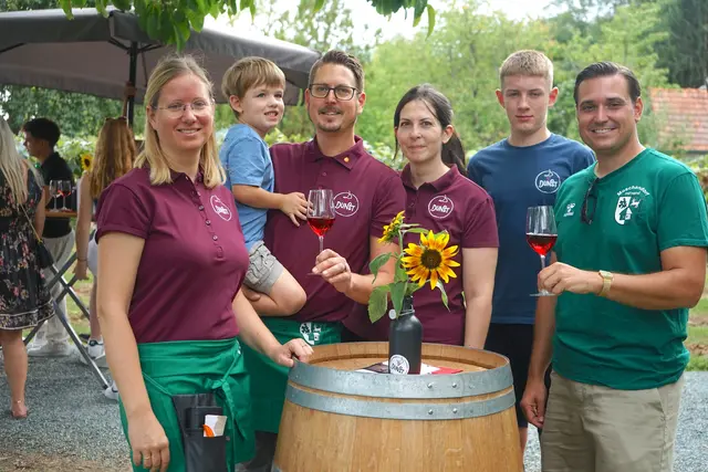 Bei der Winzer-Familie Dunst: Barbara Stangl-Dunst, Clemens Dunst, Thomas Dunst, Viktoria Dunst, Lukas Stangl und Bürgermeister Thomas Behm (von links).  | Foto: Elisabeth Kloiber/MeinBezirk