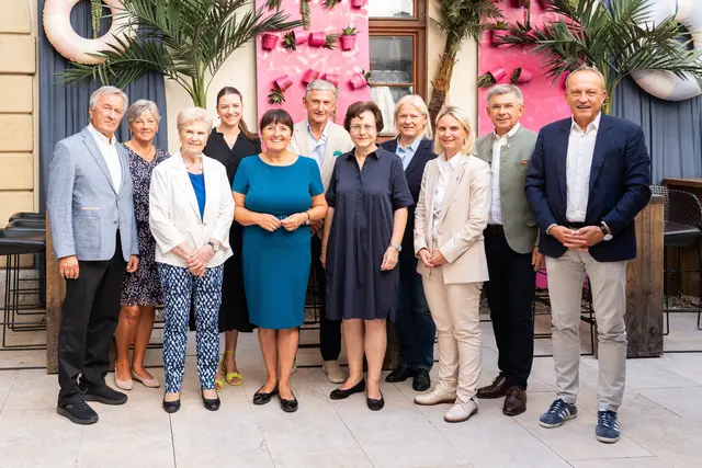 Beim traditionellen Essen mit Jubilarinnen und Jubilaren, die im ersten Halbjahr 2026 einen runden oder halbrunden Geburtstag hatten, feierten aus dem Bezirk Leibnitz LAbg. a.D. Christine Koller ihren 65. und LAbg. a.D. KR Gilbert Frizberg (Mitte) seinen 70. Geburtstag. | Foto: ÖVP