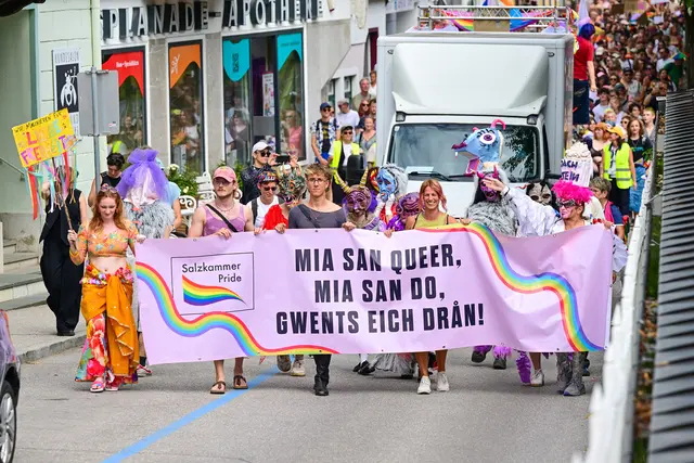 Unter dem Motto "Mia san queer, mia san do, gwents eich dran!" maschierten mehrere hundert Teilnehmer am Samstag durch die Innenstadt von Bad Ischl zum Sissipark.
 | Foto: Wolfgang Spitzbart
