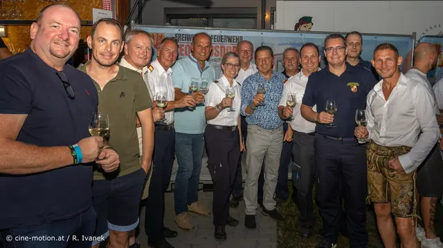 Unterhaltung bei der Weinbar, Politik trifft auf Freiwilligkeit - Otto Auer (Landtagsabgeordneter) hellblaues Poloshirt mit Kommandant Andreas Perner links und Nina Perner rechts. | Foto: cine-motion.at / R. Ivanek