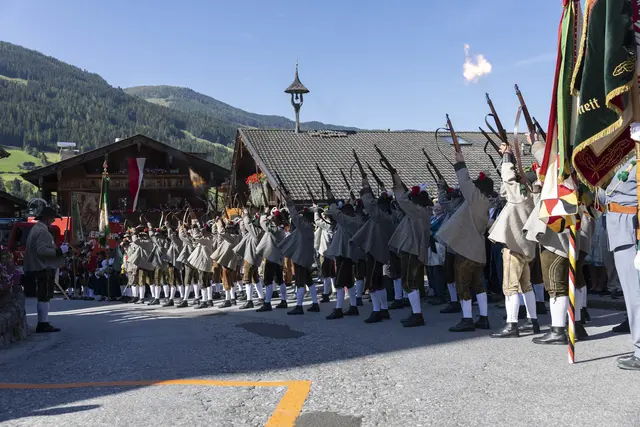 Der traditionelle Landesübliche Empfang am Kirchplatz in Alpbach mit der Musikkapelle und den Schützen Alpbach sowie den Traditionsvereinen. | Foto: Land Tirol/Sedlak