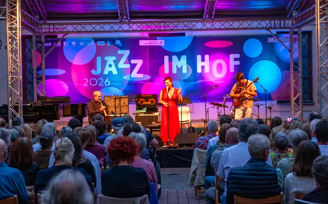 Elina Duni brachte sogar die Tauben zum mitgurren beim diesjährigen Jazz im Hof | Foto: Petra Ortner