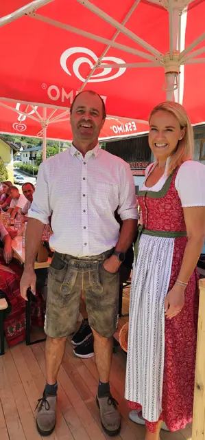 Moderatorin Kati Hochhold mit
Hubert Scheuringer, Chef der Zimmerei Hauer | Foto: Elke Rott/zema-medien.de