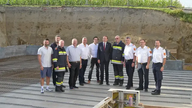 Bürgermeister Matthias Stadler machte sich mit der zuständigen Fachabteilung aus dem Rathaus sowie dem Kommando der Feuerwehr ein Bild vom Baufortschritt in Pummersdorf. | Foto:  Vorlaufer