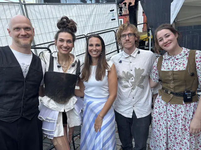 Anna Buchegger mit ihrer Band und Bürgermeisterin Jasmin Klemmer-Schlögl vor ihrem Auftritt. | Foto: Lauren Fahrenberger / MeinBezirk