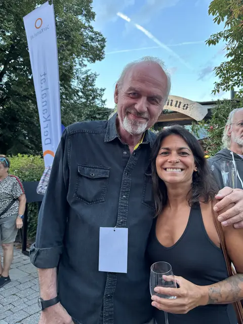 "Die Bühne"-Inhaber Karl Takats mit Sängerin Mandana Nikou (MaSchuranz). | Foto: Lauren Fahrenberger / MeinBezirk