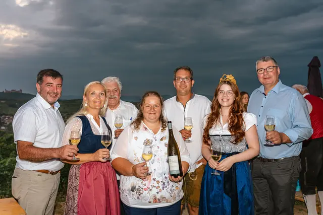 LAbg. Josef Edlinger, Vize-Bgm. Paudorf Claudia Monihart, Pater Udo Fischer, Obfrau der Buschenschankgemeinschaft Krustetten Petra Mayer, Obmann Stv. Stefan Müller, NÖ Weinkönigin Marie Huber, NÖ Weinbaupräsident Reinhard Zöchmann
 | Foto: Clemens Tiefenböck