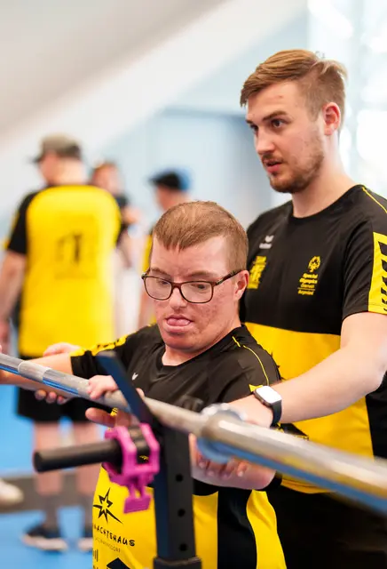 Marcel Golacz mit Trainer Manuel Lueger beim Powerlifting | Foto: GEPA-Pictures/Special Olympics Österreich