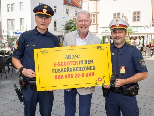 Stadthauptmann Hofrat Gerald Rak, Bürgermeister Klaus Schneeberger (ÖVP, bunte Regierung) und Stadtpolizeikommandant Oberstleutnant Manfred Fries | Foto: Stadt Wiener Neustadt/Weller
