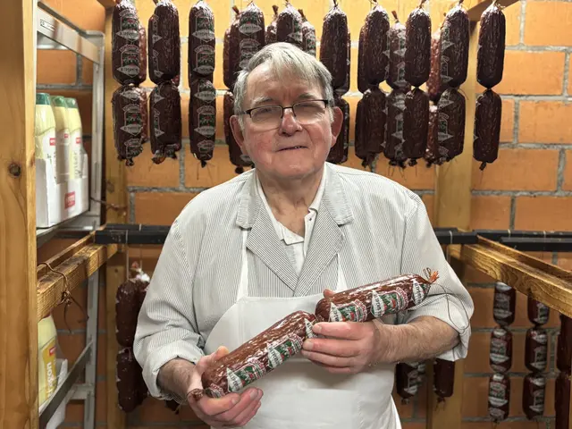 Seniorchef Heinz Schöllhuber in der hauseigenen Fleischerei. | Foto: Staudinger