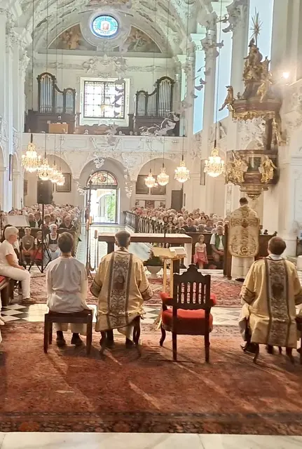 Ein Blick in das Kirchenschiff | Foto: Fam