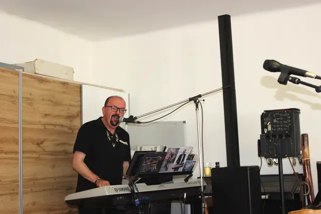 Leo Teufl der Stammtischleiter beginnt mit Tanzmusik am Keyboard. | Foto: J. &amp; M. Rathkolb