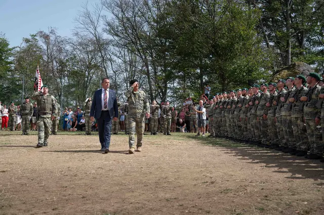 Abschreiten der Front | Foto: Bundesheer/ Klaus Unterbuchberger