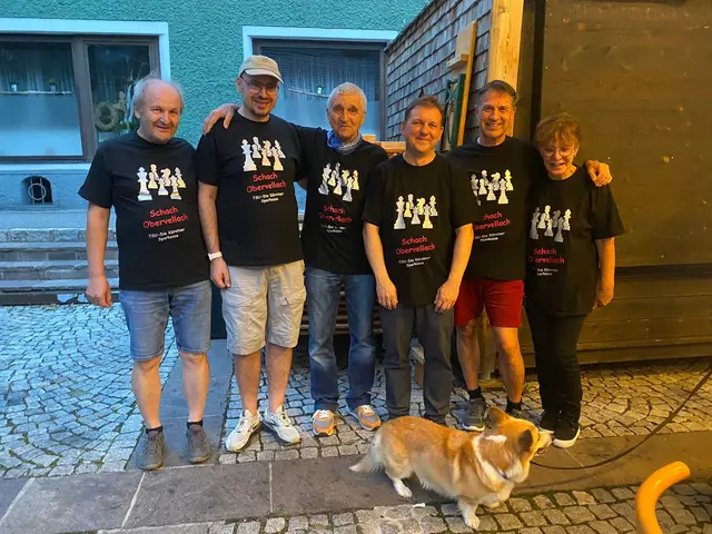 Die Mitglieder des Schachvereins Obervellach (mit Hund Baki) organisierten einen besonderen Abend am Hauptplatz. | Foto: Schachverein Obervellach