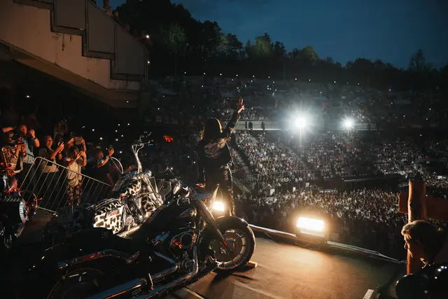 Ein spektakulärer Auftakt gelang im Rahmen der Harley-Davidson Charity-Tour, mit der bei den Konzerten Spenden für muskelkranke Menschen gesammelt werden.  | Foto: kitzmusik/Marcel Gartner