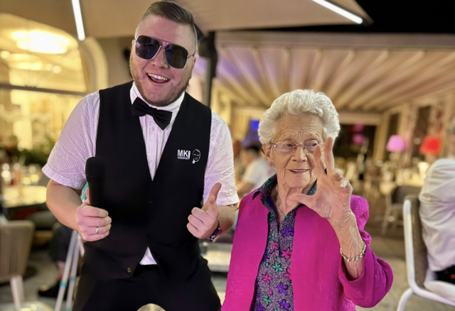 DJ und Moderator "MK Moderation" mit "Trude Oma". | Foto: Markus Kahrer
