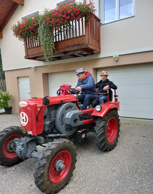 Der Jubilar mit seinem privaten Chauffeur auf den Weg nach Mariazell. | Foto: Privat