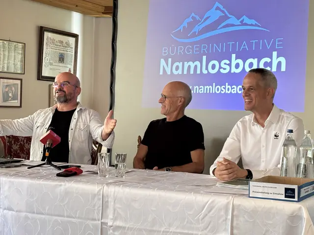Die neue Bürgerinitiative, deren Sprecher Toni Knittel ist, stellte sich am Montag erstmals in Stanzach vor. Unterstützung gibt es von WWF-Flussbotschafter Toni Innauer und WWF-Klimaexperte Reinhard Uhrig (v.l.). | Foto: MeinBezirk/Günther Reichel