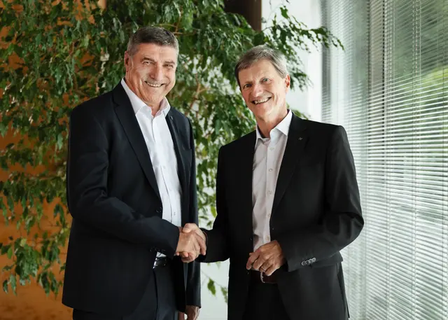 Aufsichtsratsvorsitzender Wolfgang Moosbrugger (l) bedankt sich bei Wolfgang Hechenberger (r) für dessen langjährige Verantwortung und erfolgreiche Arbeit an der Spitze der Raiffeisenbank Oberland-Reutte. | Foto: Lisa Immler