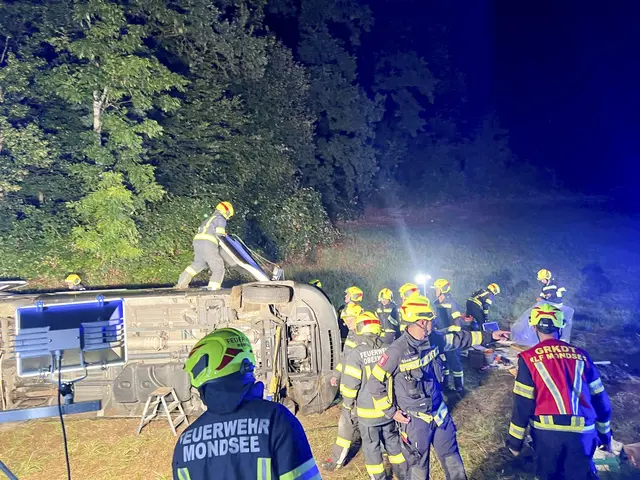 Die Feuerwehren Oberwang und Mondsee führten die Personenrettung durch.  | Foto: FF Oberwang/Stoxreiter