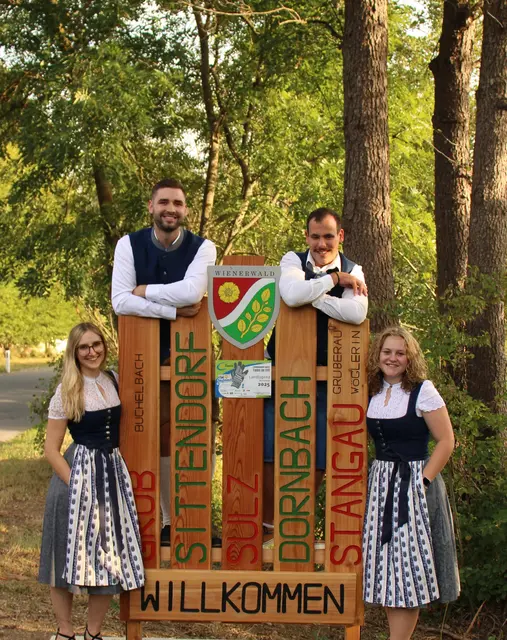 Die Wienerwald-Spitze in der Tracht der Landjugend NÖ, v.l.n.r.: Leiterin Rebecca Loidl (Sparbach), Leiter Michael Moser (Grub im Wienerwald), Leiter Stellvertreter Lukas Stephan (Grub im Wienerwald), Leiterin Stellvertreterin Anna Strutzenberger (Heiligenkreuz).  | Foto: Landjugend Wienerwald