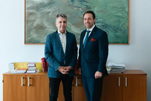 Angelobung: Bernhard Deu (Präsident des Landesgerichts für Zivilrechtssachen Graz, l.) lobte Stephan Plankensteiner als Notar an. | Foto: Rodarich