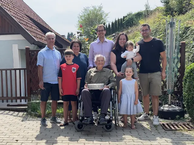 Mit dem Jubilar (Bildmitte) feierten Robert Kromberger, Elfriede Juster, Dominik Juster, Romana Juster-Schroll, Benedikt Juster, sowie die Kinder Maximilian, Marlene und Matheo Juster. | Foto: Marktgemeinde Gutenbrunn