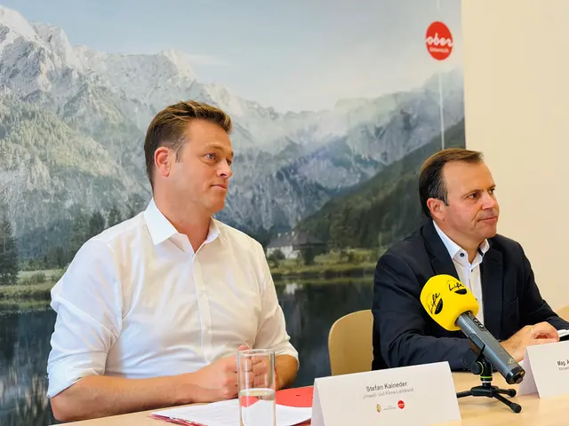 Landesrat Stefan Kaineder (Grüne) und Alexander Ohms (Geosphere Austria). | Foto: Land OÖ/Seher