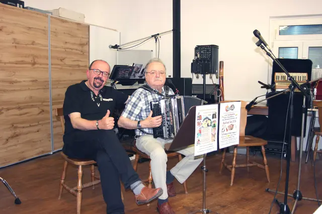 Links: Stammtischleiter Leo Teufl mit Rudi Gattringer (Freistadt OÖ). Besucht uns wieder: am 06. September 2026. | Foto: J. &amp; M. Rathkolb