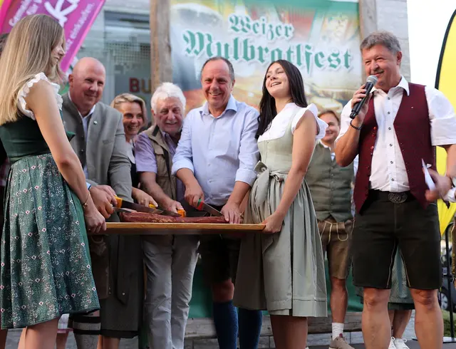 Das Weizer Mulbratlfest wurde mit dem traditionellen Anschnitt des Mulbratls durch Bürgermeisterin Bettina Bauernhofer und den Gleisdorfer Bürgermeister Christoph Stark sowie im Beisein von Gästen aus den Weizer Partnerstädten Ajka, Grodzisk Mazowiecki und Offenburg feierlich eröffnet. | Foto: Tauser