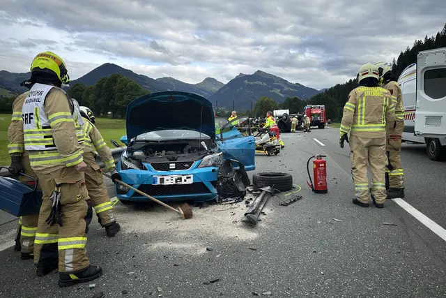 Bei dem Unfall erlitten der 56-Jährige und seine im Pkw mitfahrenden Söhne im Alter von sieben und zehn Jahren sowie die 23-jährige Pkw-Lenkerin und eine in deren Fahrzeug mitfahrende 22-jährige Österreicherin Verletzungen schweren bzw. unbestimmten Grades. | Foto: Stadtfeuerwehr Kitzbühel