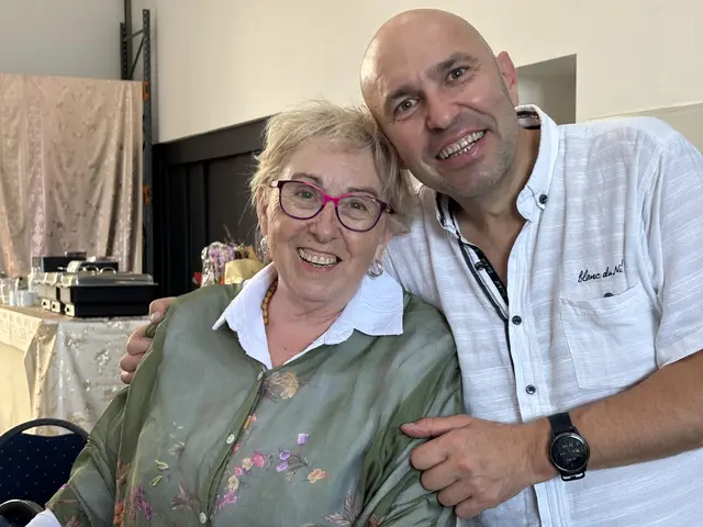 Geburtstagskind Irmgard Gröss mit Sohn Stefan | Foto: Victoria Nagy/MeinBezirk
