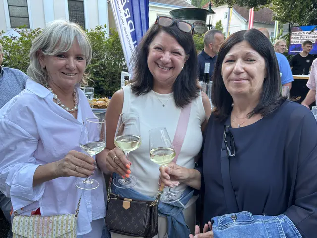 Brigitte, Birgit und Irene freuten sich auf den Mädelsabend. | Foto: Lauren Fahrenberger / MeinBezirk