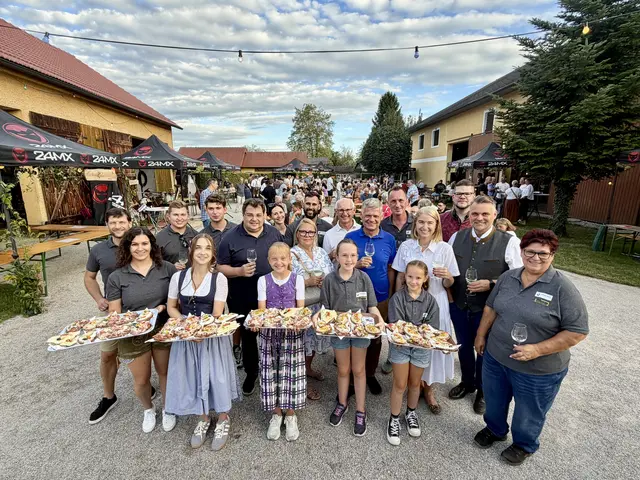 Vlnr.: GR Jürgen Weißenbek, Petra Maringer, Michael Hofer, Lisa Brunner, GR Lukas Grafeneder, LAbg. Wührer Mario, Christel Maringer, Markus Maringer, Vz-BGM Rudi Höfler, Sophie Hölzl, NR Andreas Hanger, gf GR Thomas Wahl, Miriam Bugram, LH-Stv Christine Haberlander, GR Daniel Amstler, LAbg. Bgm Lukas Michlmayr, GR Angela Aigner
  | Foto: Volkspartei Ennsdorf
