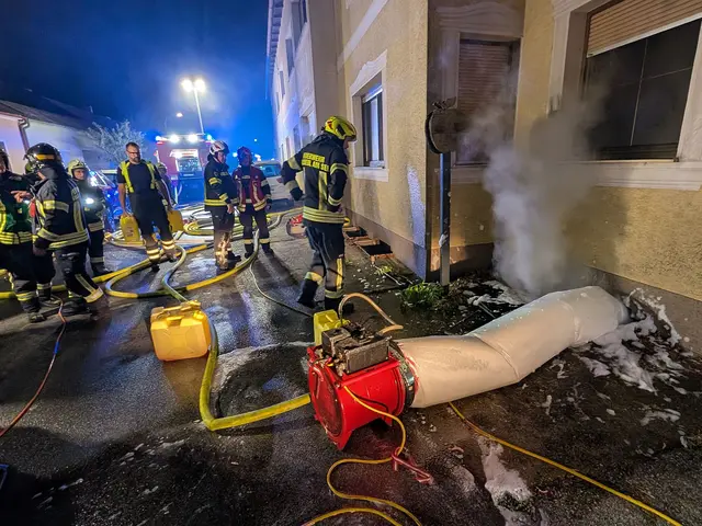 In einem Gästehaus mitten im Ortszentrum kam es zu einem Kellerbrand. | Foto: FF Neusiedl am See